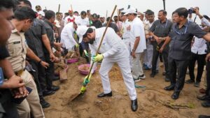 Shinde, Fadnavis take part in cleanliness drive event