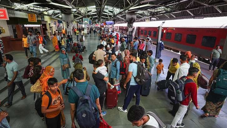 Commuters protest against train detention; traffic hit on suburban section for 45 minutes