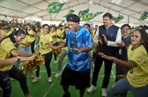 Ronaldinho visits Sreebhumi Durga Puja Pandal in Kolkata