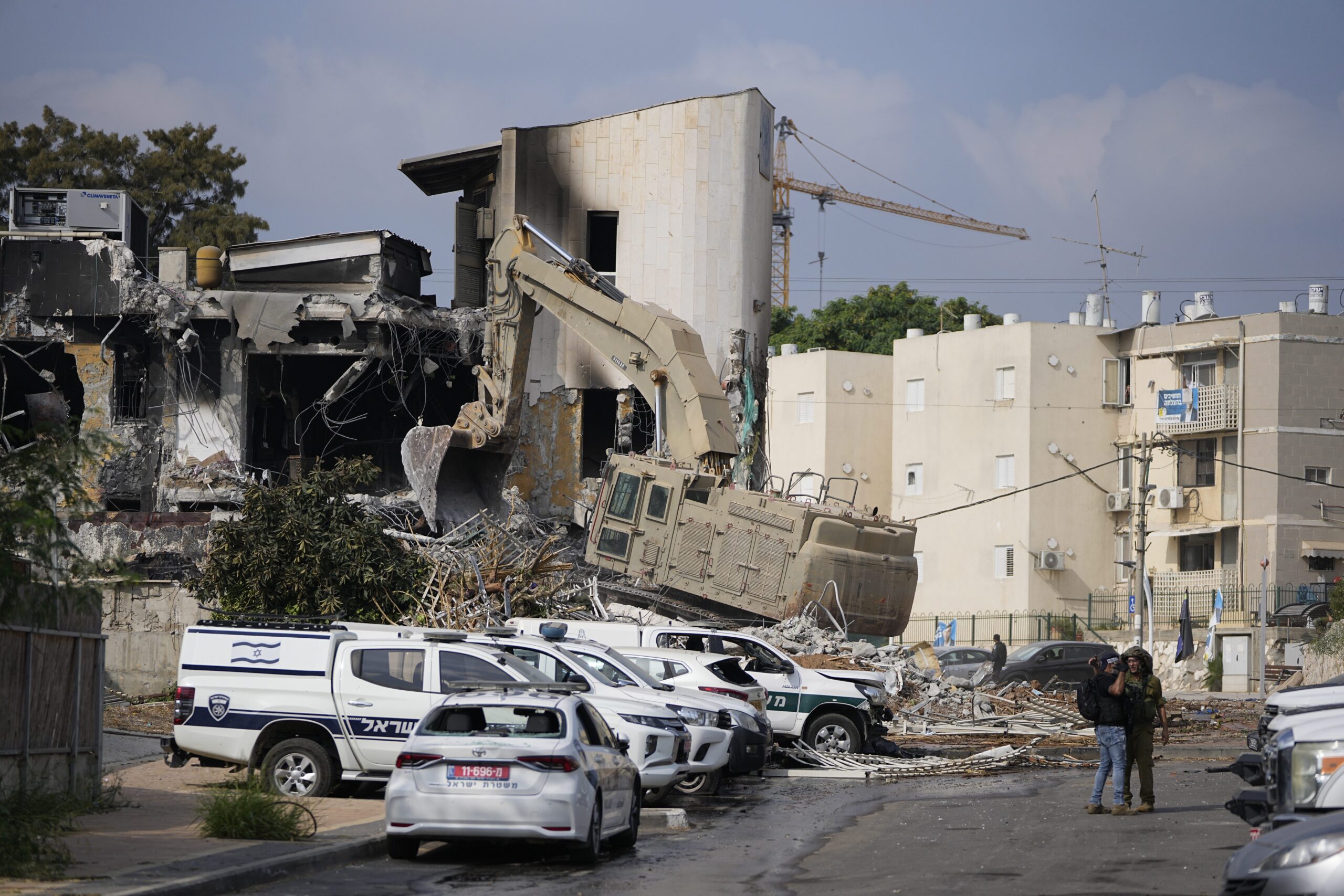 Hamas attack stuns Israel, leaves hundreds dead in fighting