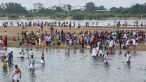 Tamil Nadu: Thousands throng Cauvery River banks on Mahalaya Amavasya