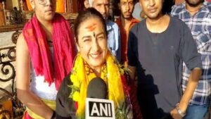 Bollywood actor Divya Dutta offer prayers at Mahakaleshwar temple in Ujjain