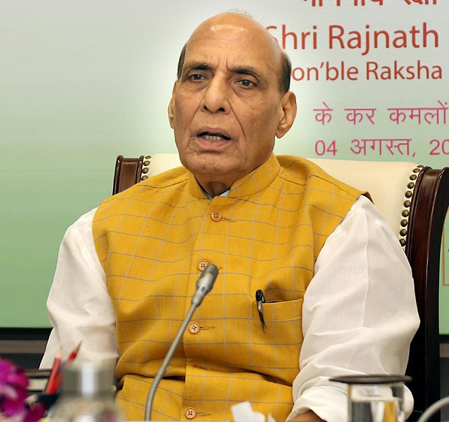 Rajnath Singh compares Cong to Pak in election rally