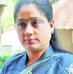 Telangana polls: Vijayashanthi quits BJP, likely to join Congress