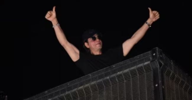 King khan turns 58, greets fan with his signature pose