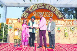 Mayor distributes prizes to winners of Chrysanthemum show