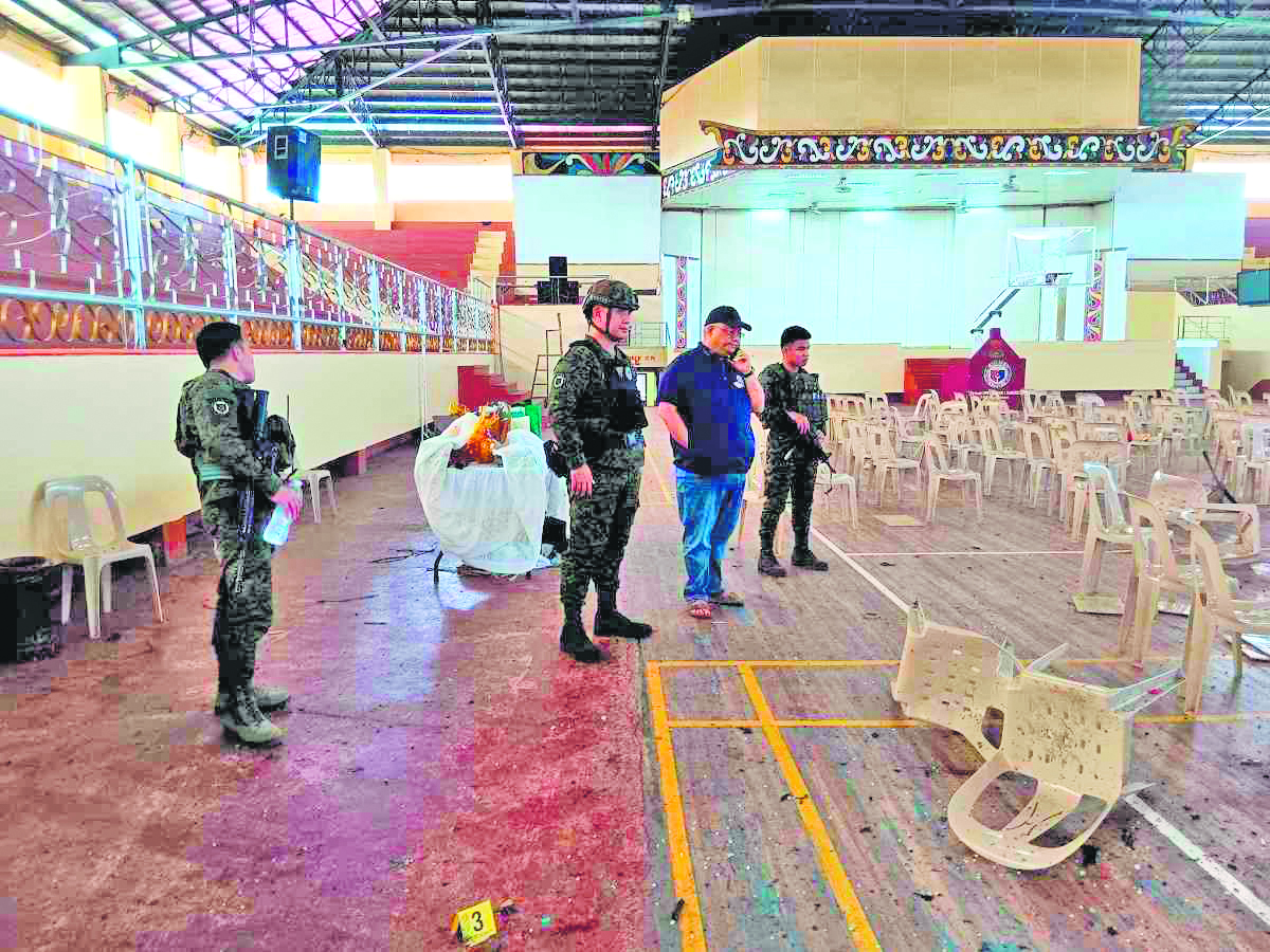 Suspected bombing claims lives of 3 in southern Philippines church