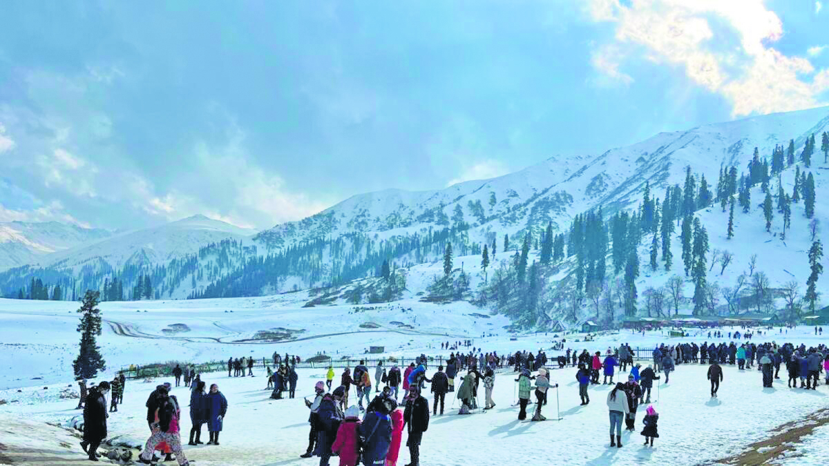 Tourists flock to Kashmir for festive season, Gulmarg sold out