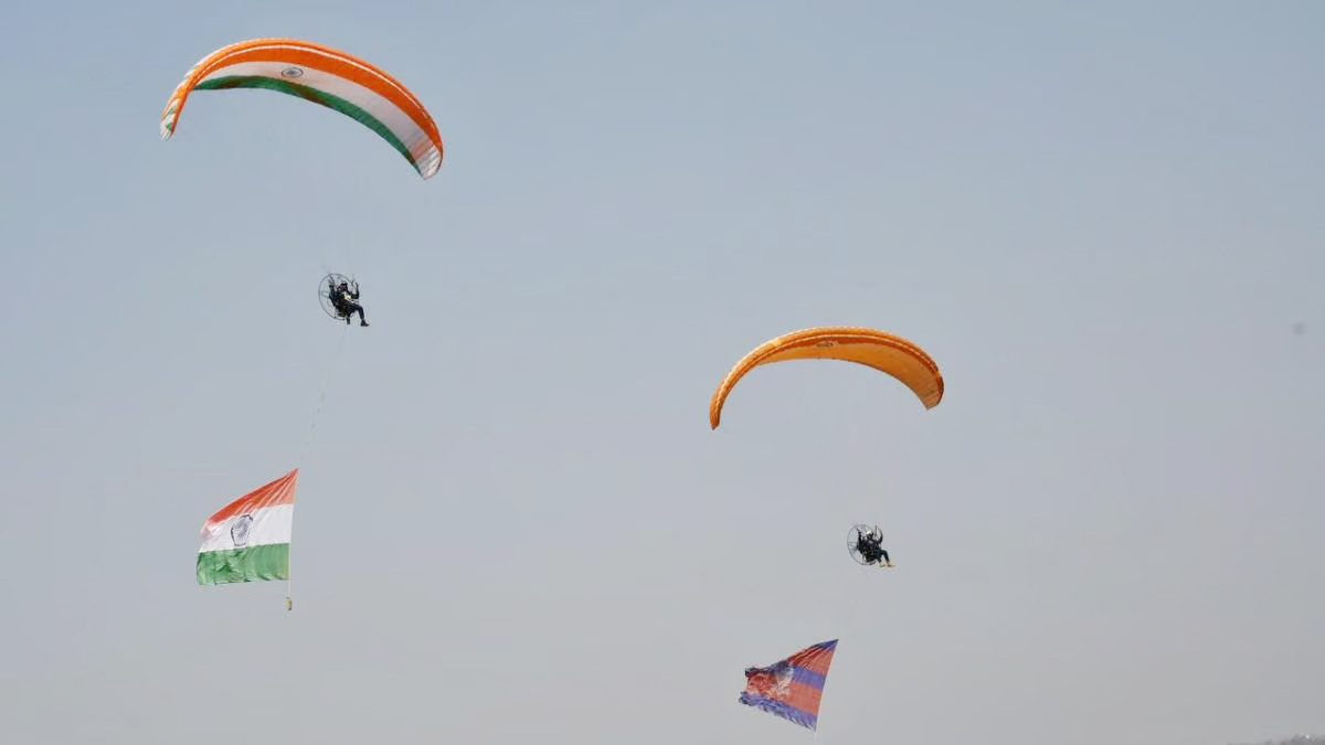 Dighi witnesses magnificent para-drop display by Bombay Sappers