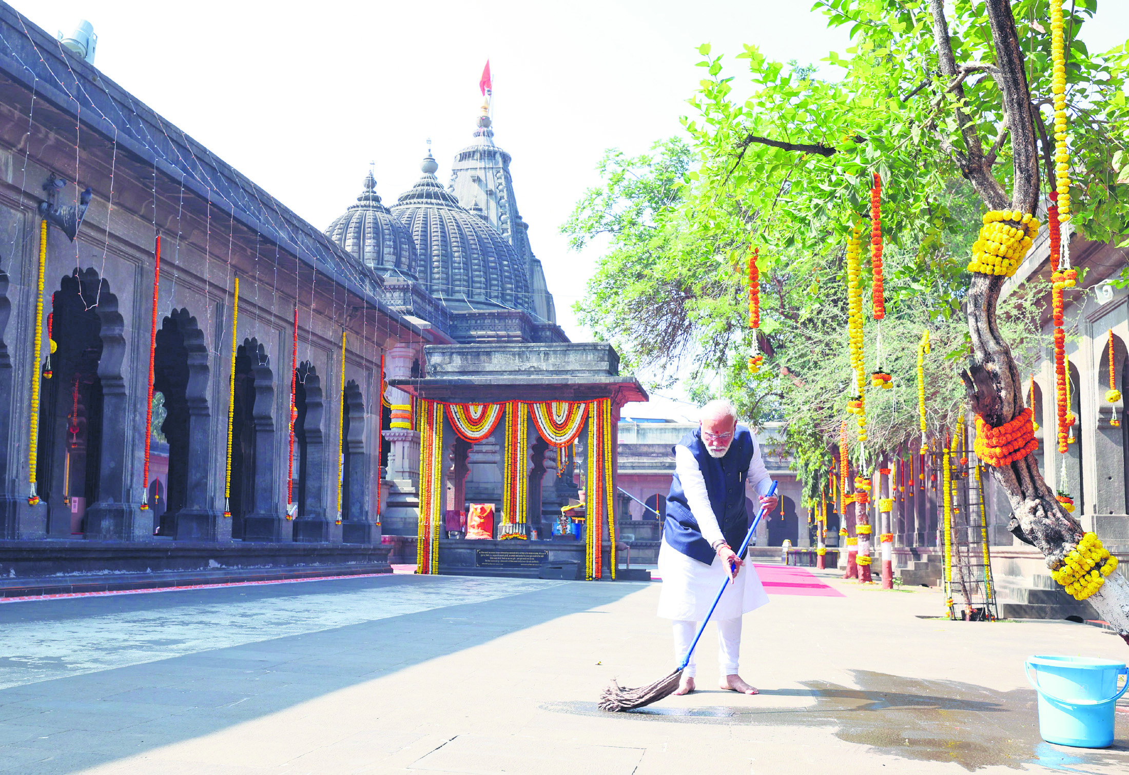 PM MODI CLEANS NASHIK TEMPLE, URGES PEOPLE TO RUN CLEANLINESS DRIVE