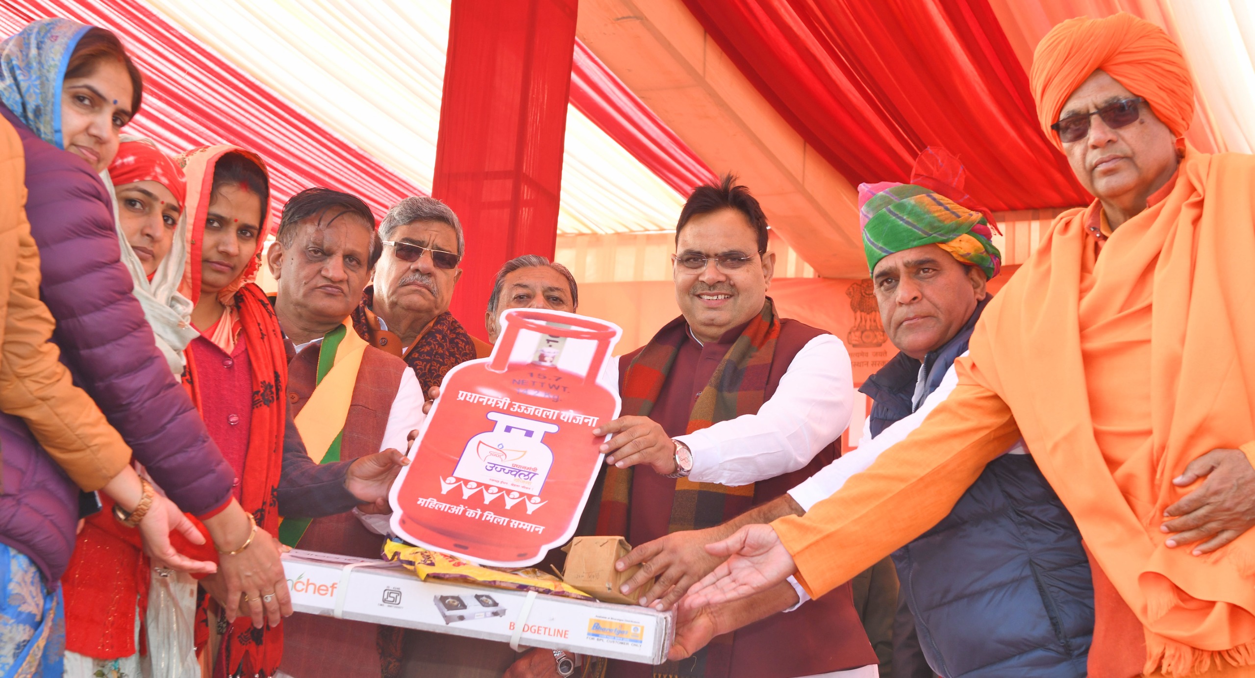 CM Bhajan Lal distributes Rs 450 gas cylinder cards on Sikar-Nagaur tour