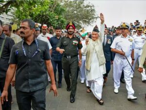 Maharashtra Governor takes part in Armed Forces Veterans Day parade