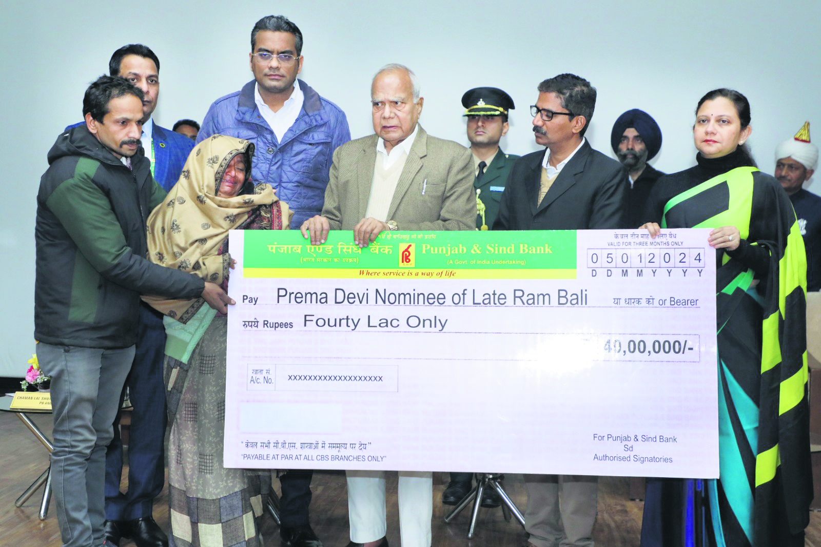 Governor presents Rs 40 lakh insurance to deceased Municipal Corporation Employee’s kin