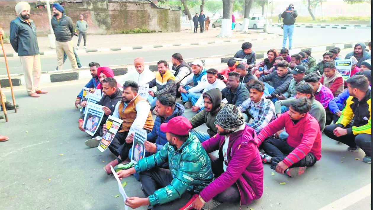 Youth Congress stages protest outside BJP office in Chandigarh