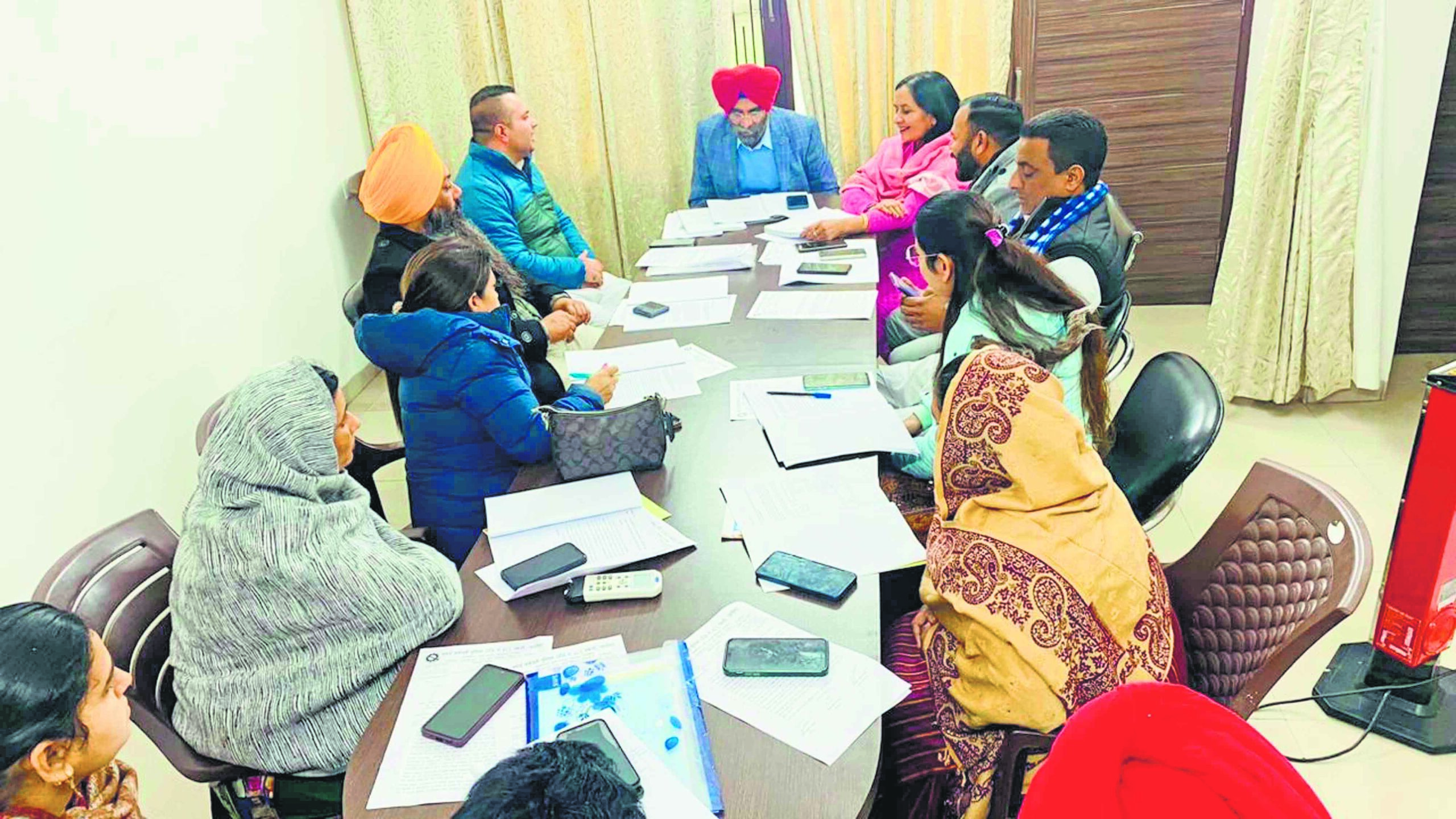 AAP chairman addresses pre-house meeting with councillors