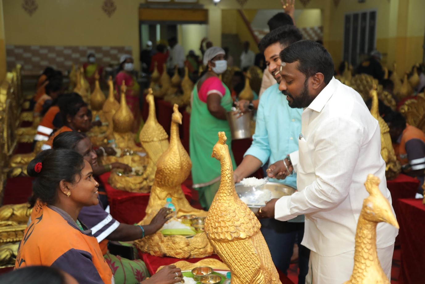 BJP Leader Honors Hygiene Workers With Royal Dinner