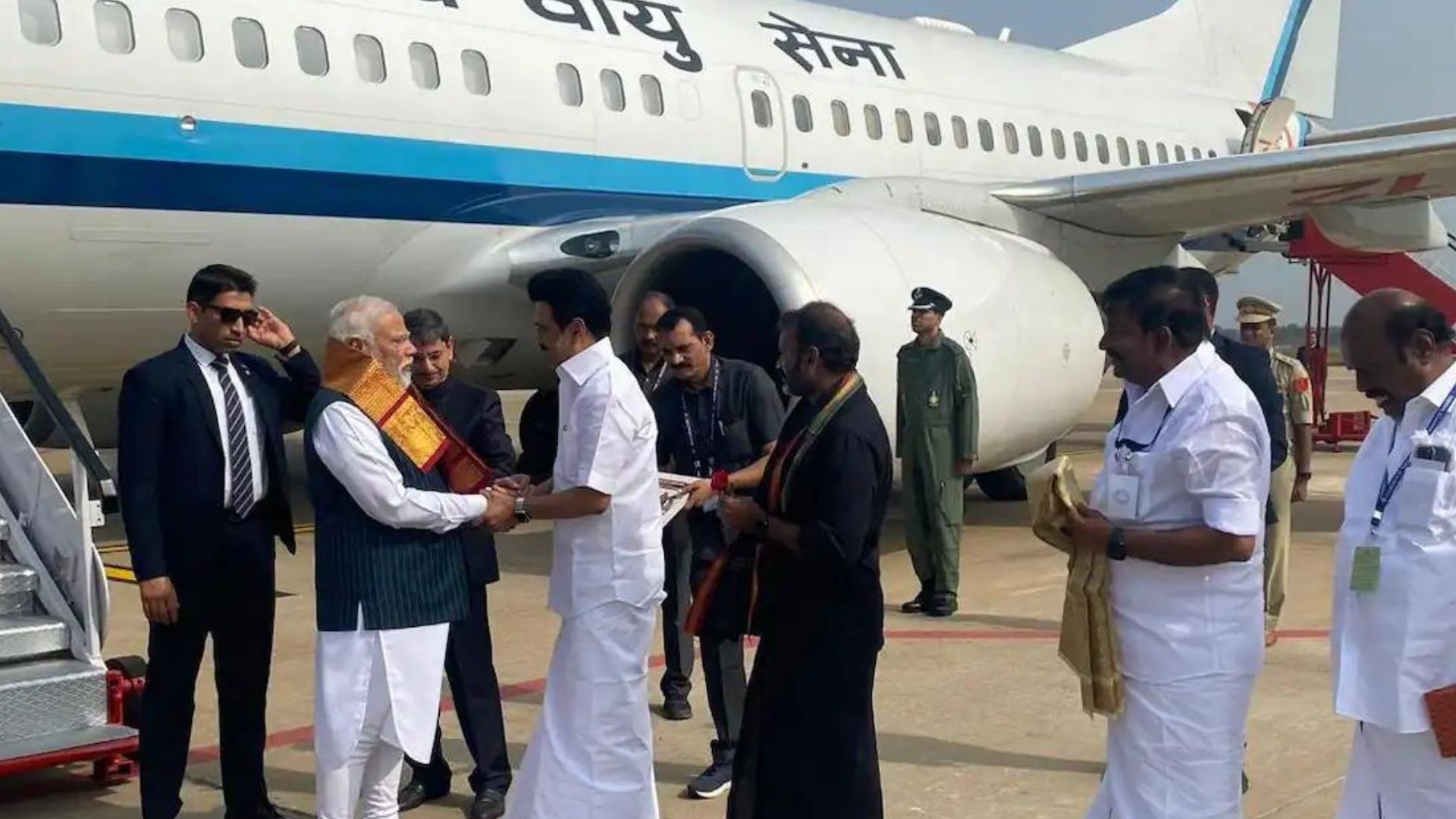 PM Modi Receives Warm Welcome in Tiruchirappalli, Inaugurates Key Infrastructure Projects