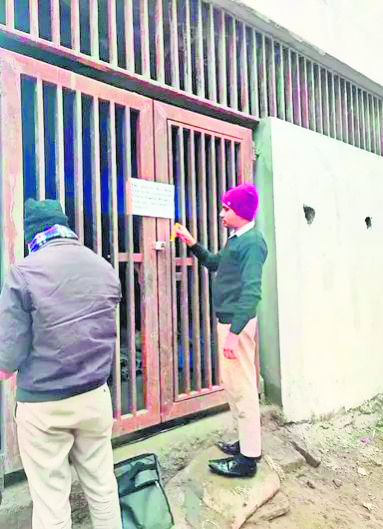 Illegal Construction: 6 plots sealed off Golf Course road