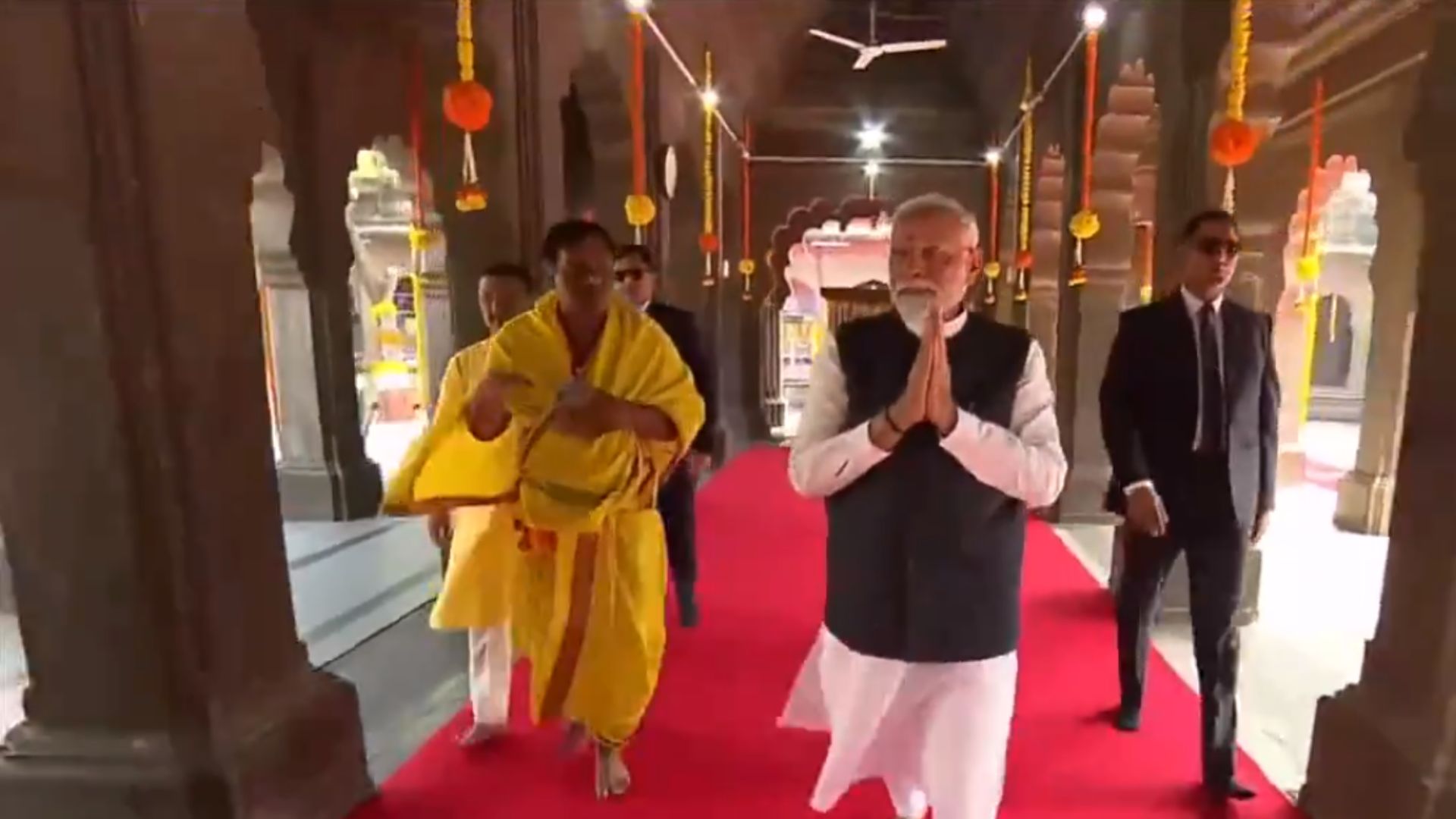 PM Modi offers prayers at Shree Kalaram Mandir in Nashik