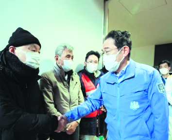 Kishida visits quake-hit area amid health concerns in evacuation centres