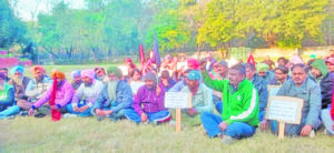 Crèche women employees protest against salary reduction