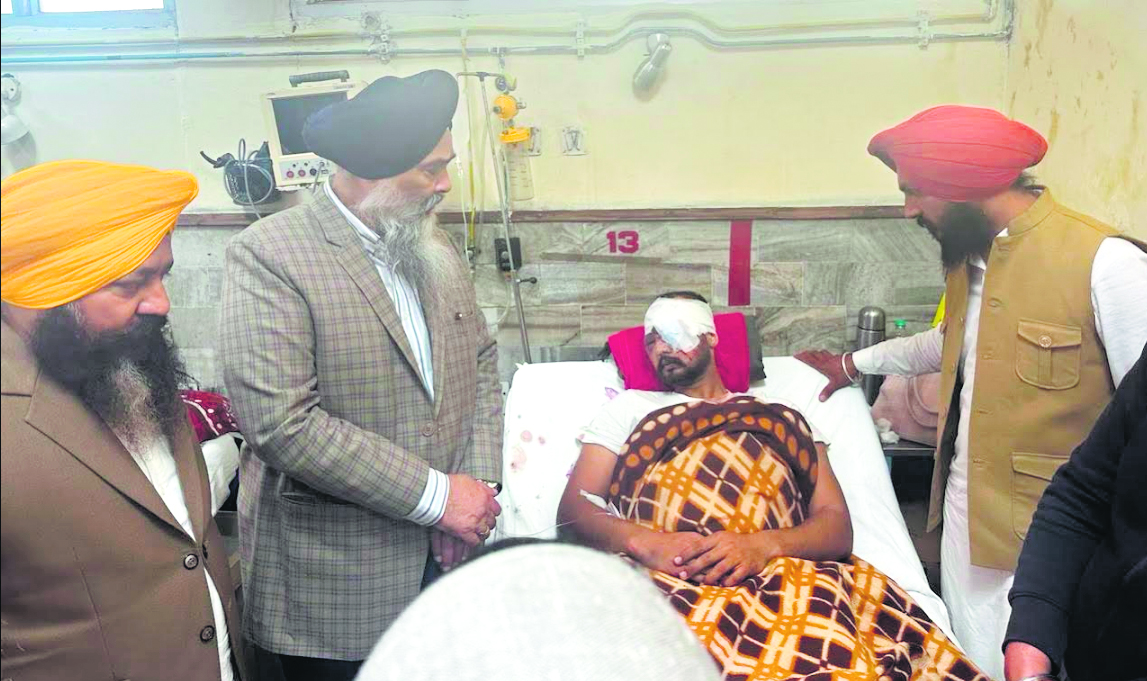 SAD delegation led by Prof Chandumajra visits injured farmers