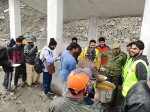 Jammu Kashmir Police and Civil QRT Collaborate to Aid Stranded Passengers Amid Highway Closure