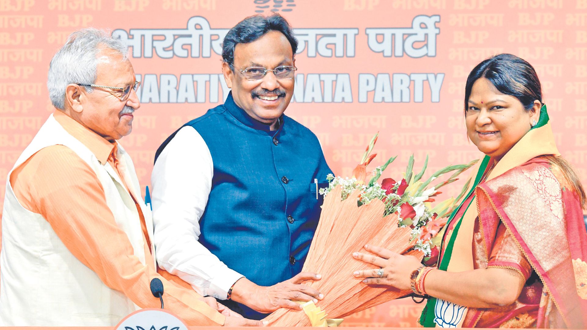 Sita Soren, Jharkhand’s Jama MLA and sister-in-law of former State Chief Minister Hemant Soren, joins BJP in presence of Jharkhand party in-charge Laxmikant Bajpai and party general secretary Vinod Tawde, at the party headquarters in New Delhi on Tuesday. (ANI Photo)