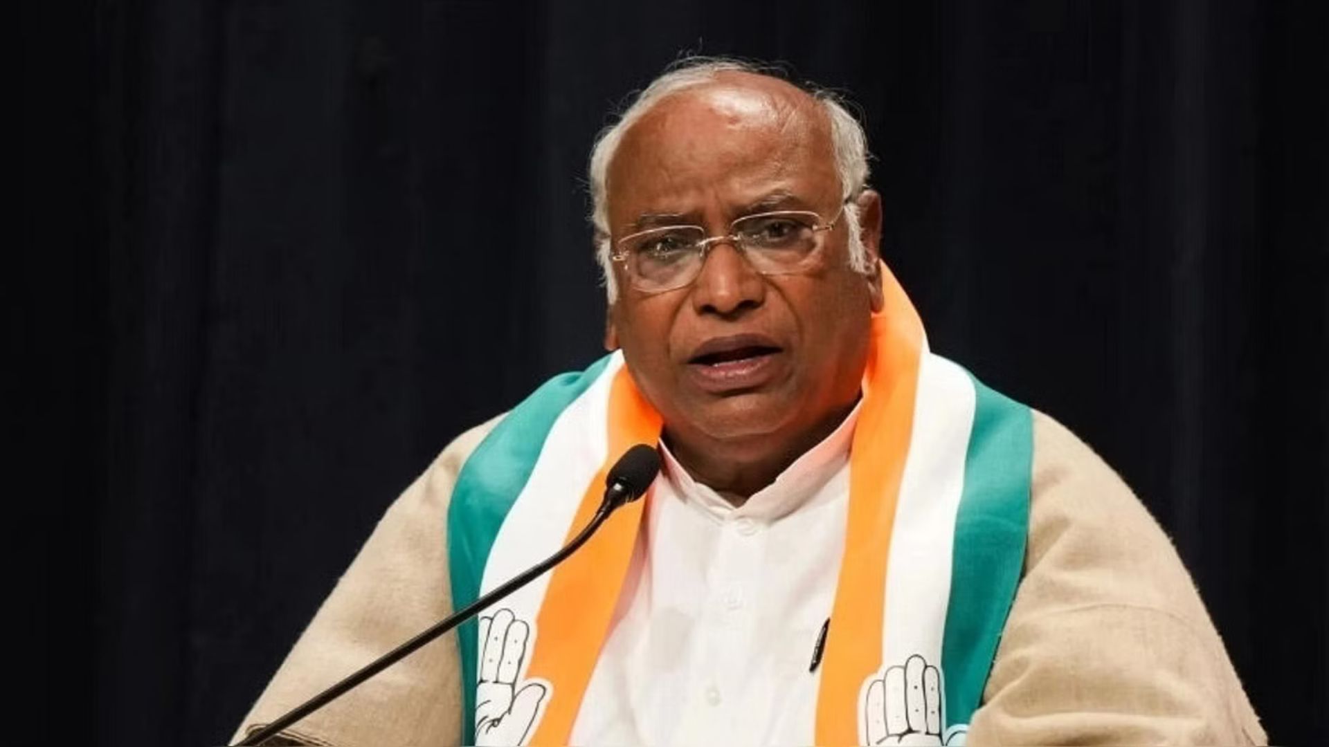 Kharge Criticizes Budget as a “Copycat” Attempt to Save Government