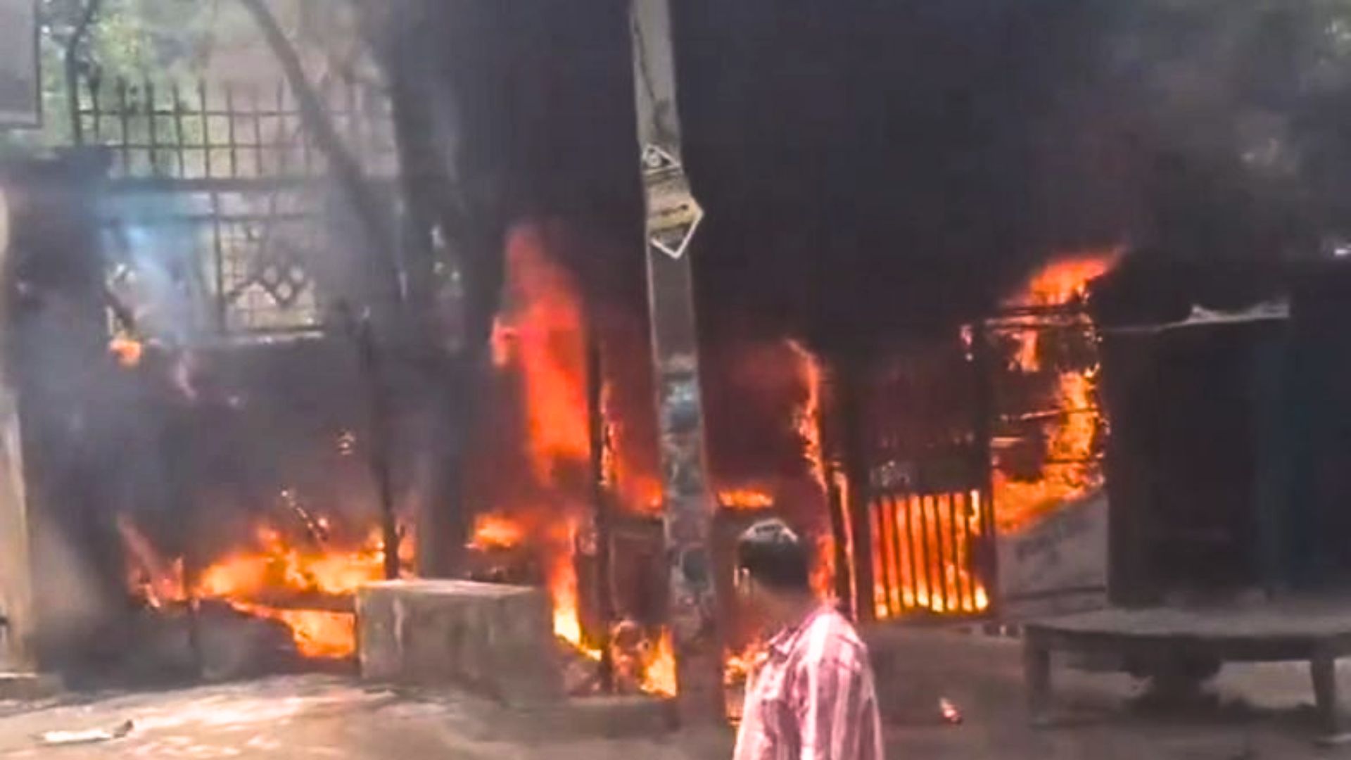 UP: Fire breaks out in district and sessions court of Jalaun