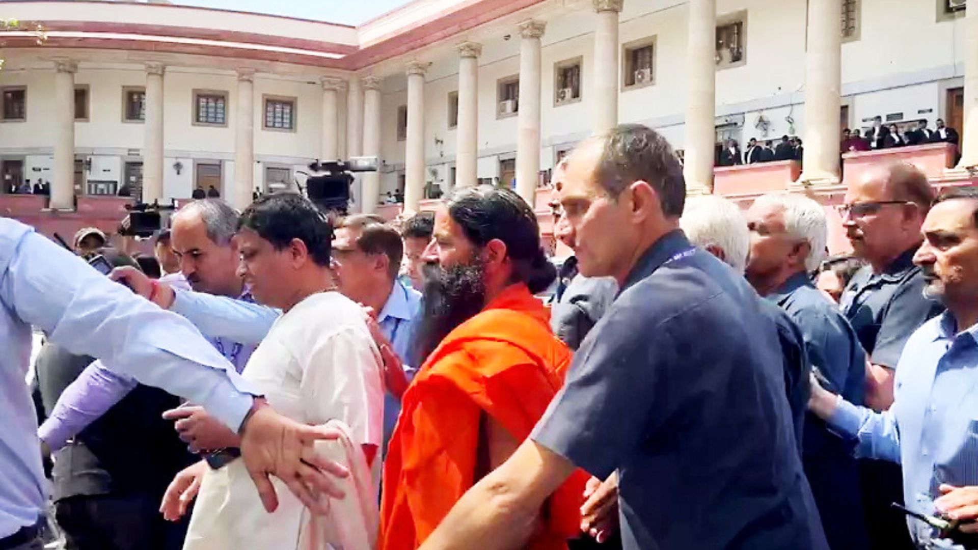 Misleading Ads Case: Baba Ramdev And Acharya Balkrishan Reach at SC