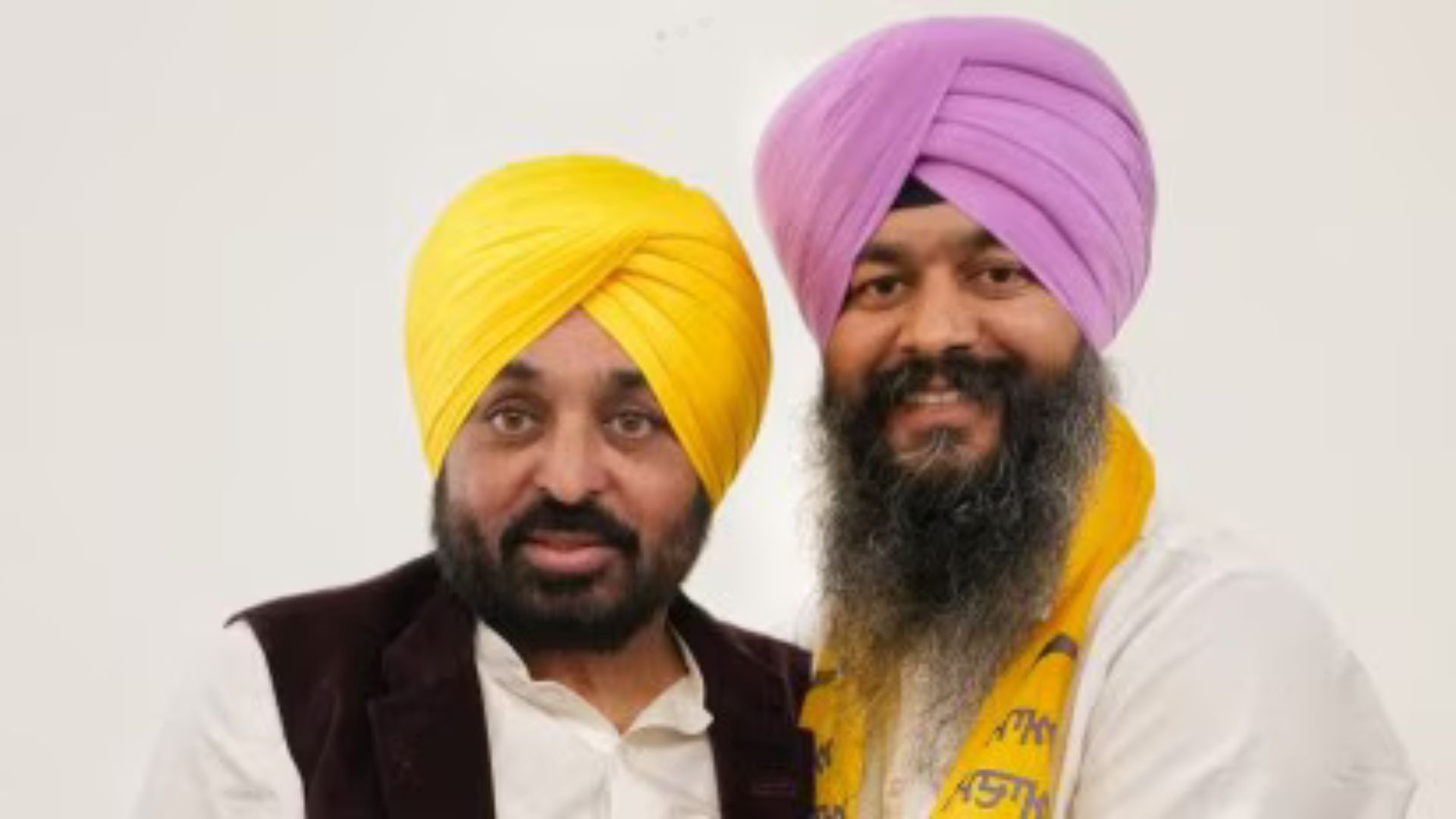 Hardeep Singh (R) with Punjab CM Bhagwant Mann (L)