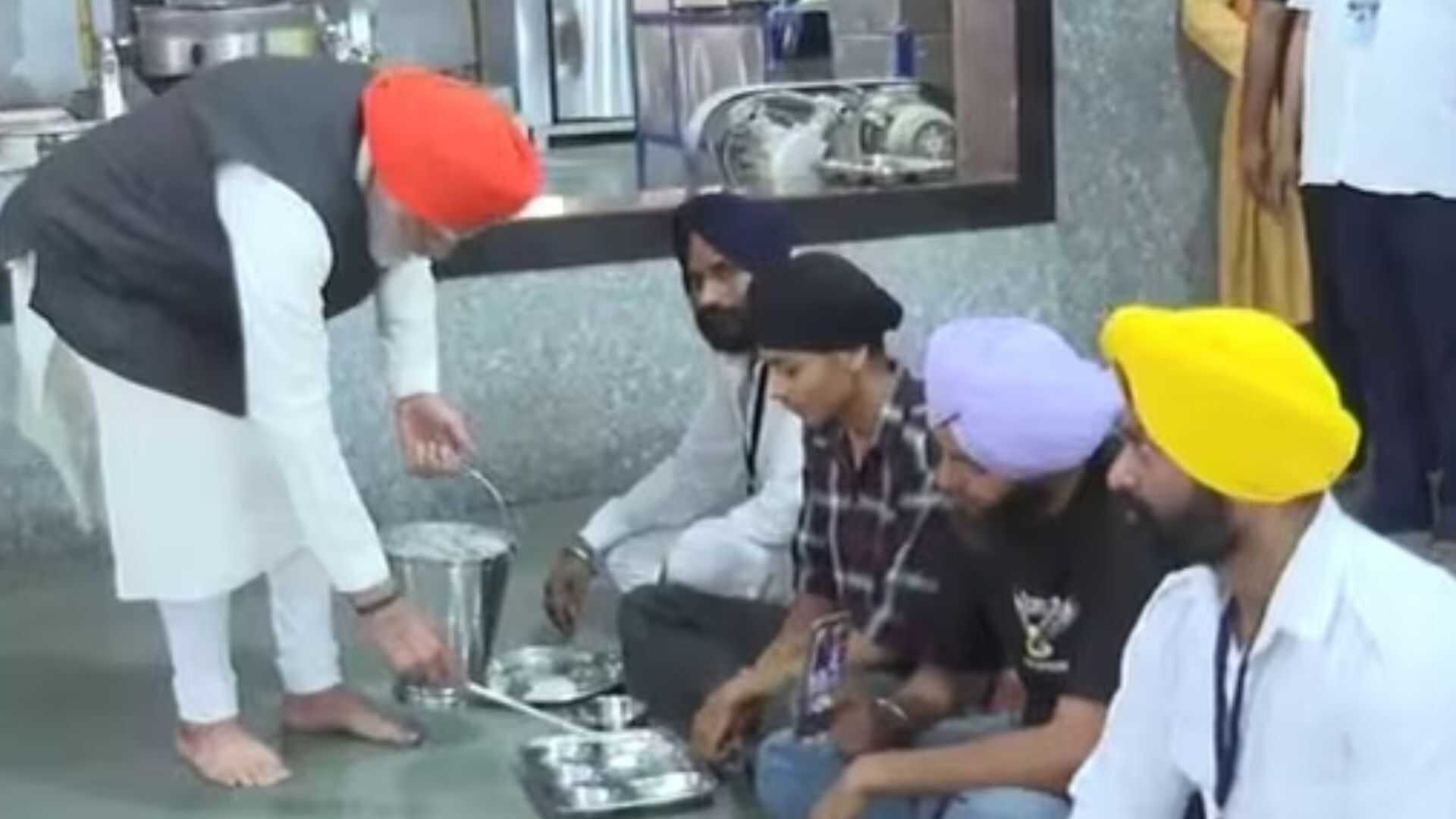 PM Modi Serving Langar