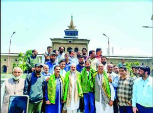 Apni Party President Altaf Bukhari makes historic visit to Jamia Mosque in Srinagar