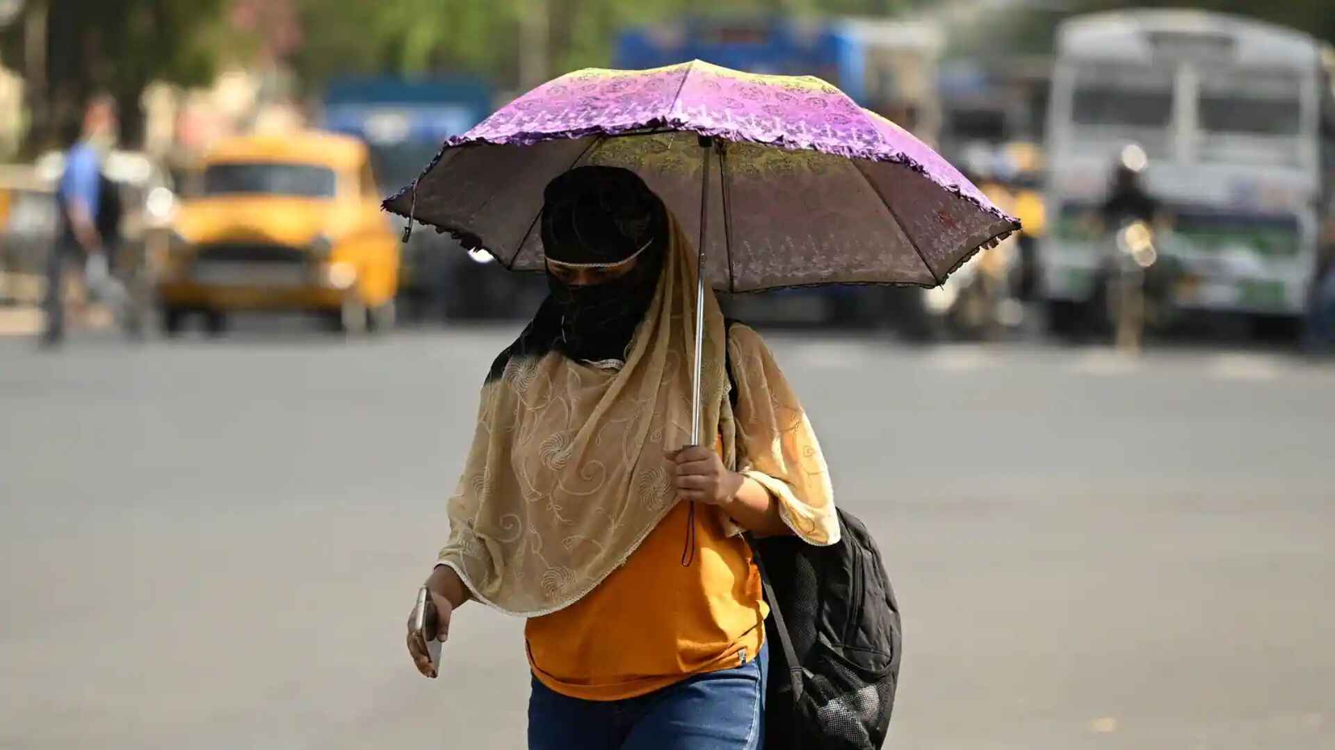 Delhi Faces Season’s First Heatwave; IMD Issues Yellow Alert