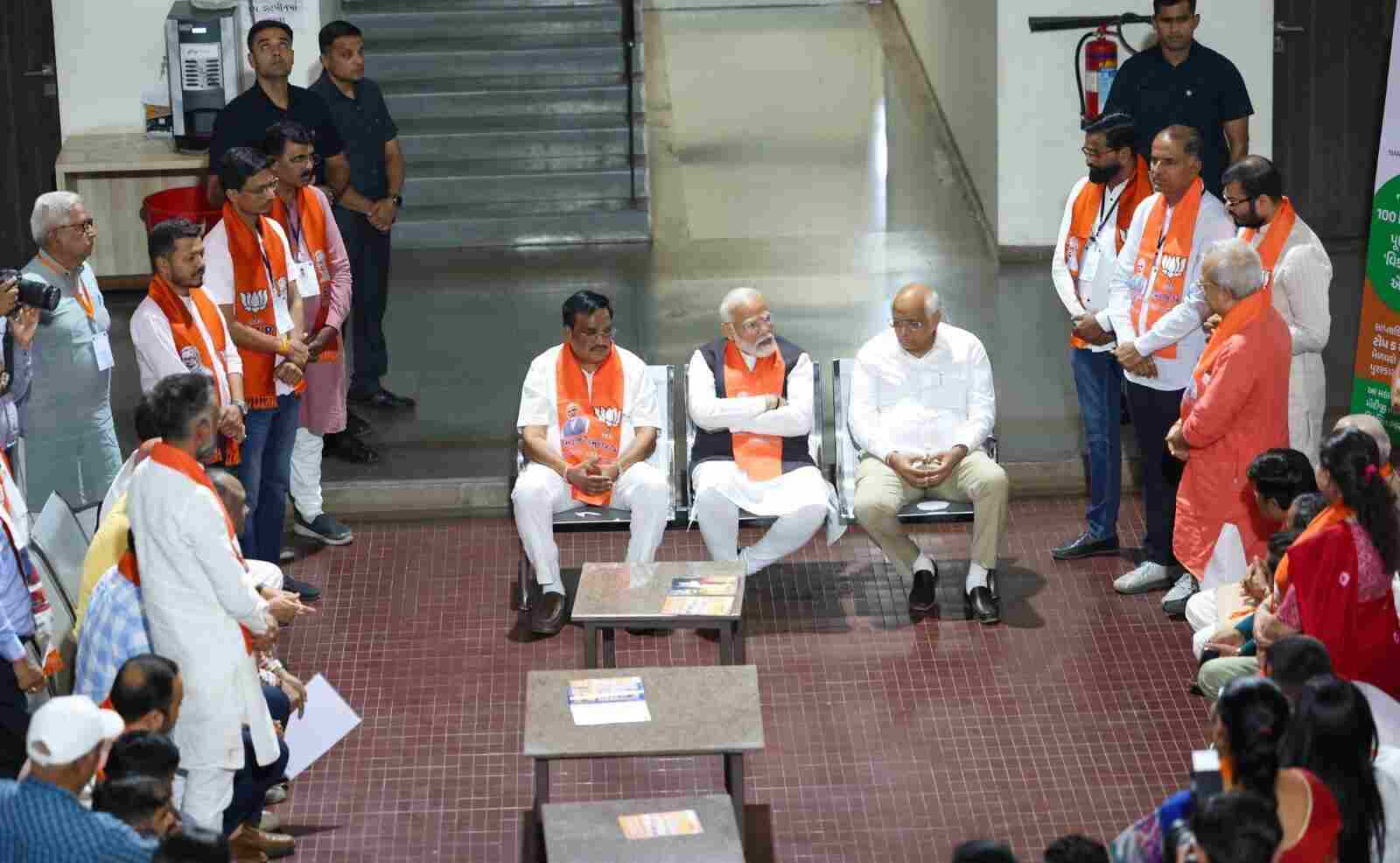 PM Modi In Gujarat's BJP Office Addressing BJP Workers