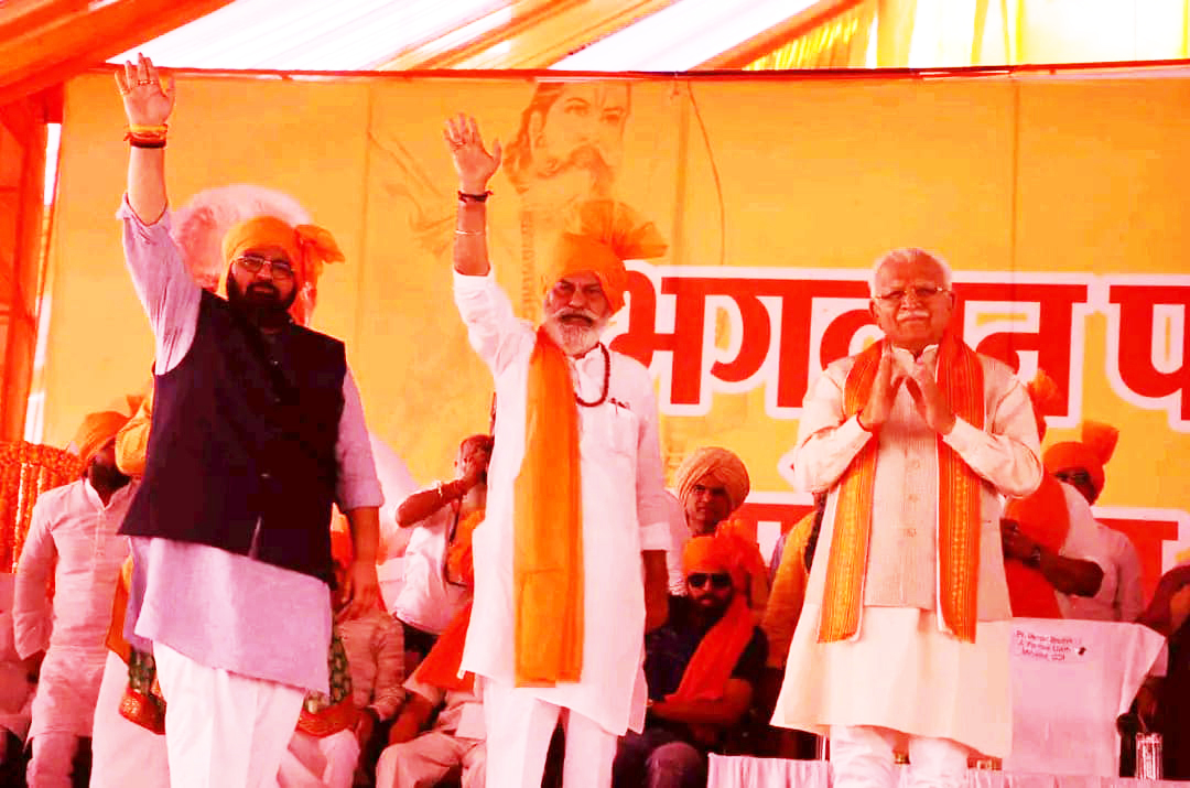 Former Haryana CM with former Union minister Venod Sharma, and RS MP Kartikeya Sharma at Brahmin Mahasammelan in Karnal on Sunday.