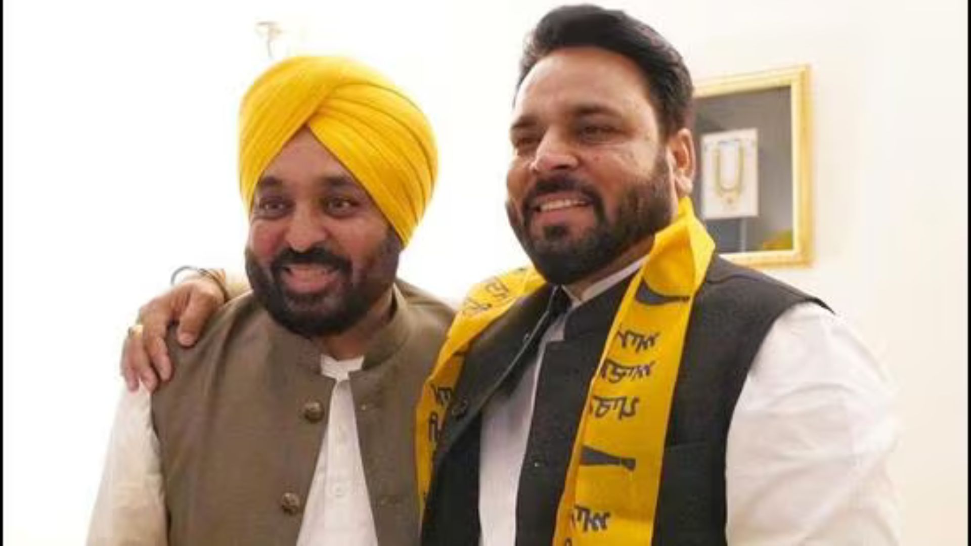 Dalit leader and BSP’s Hoshiarpur candidate Rakesh Soman joins AAP