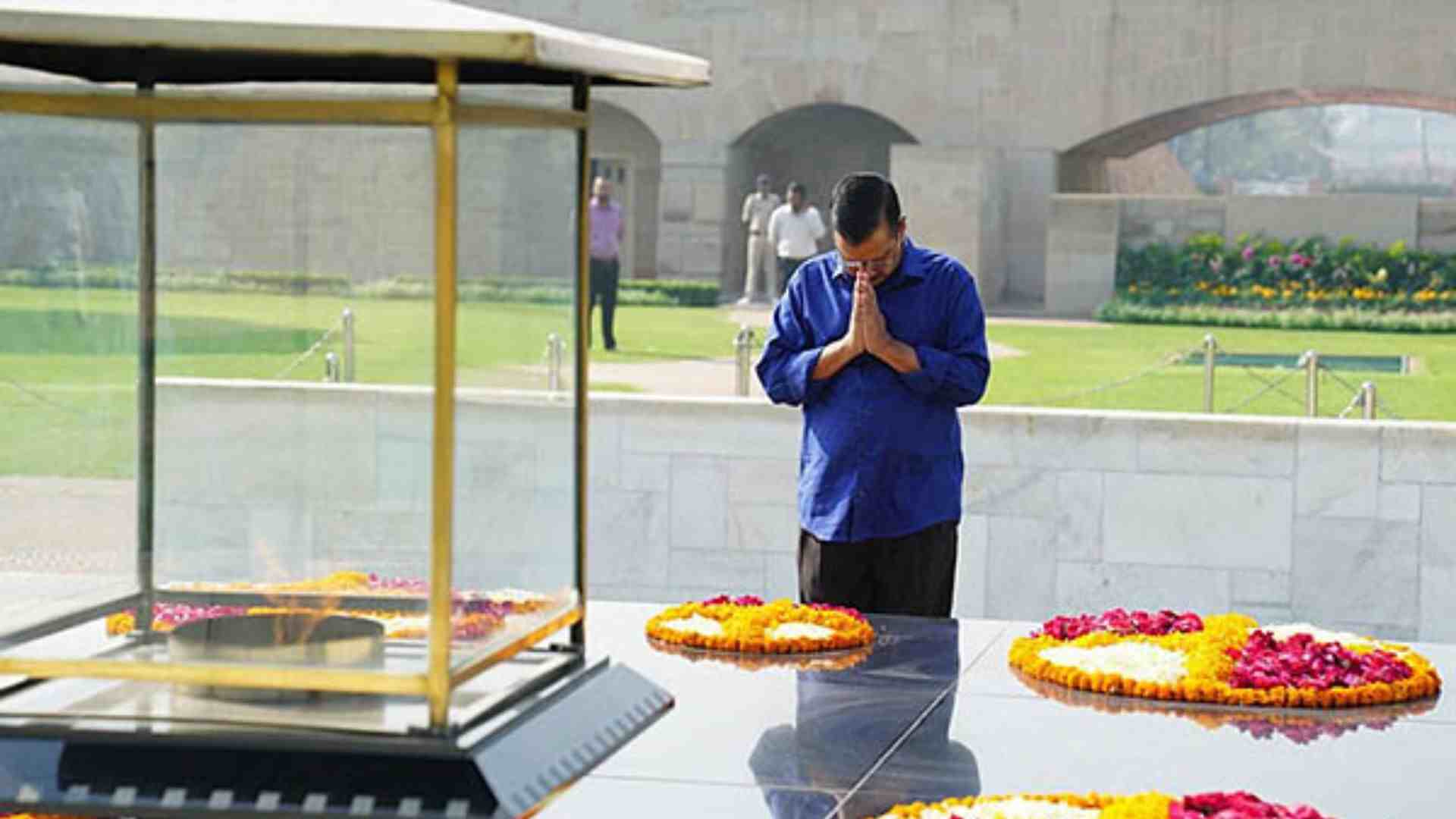 Arvind Kejriwal with folded hands before Mahatma Gandhi at Raj Ghat