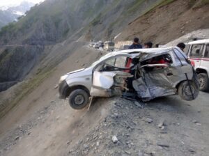 Tragic incident near Zojila claims two lives, injures three others