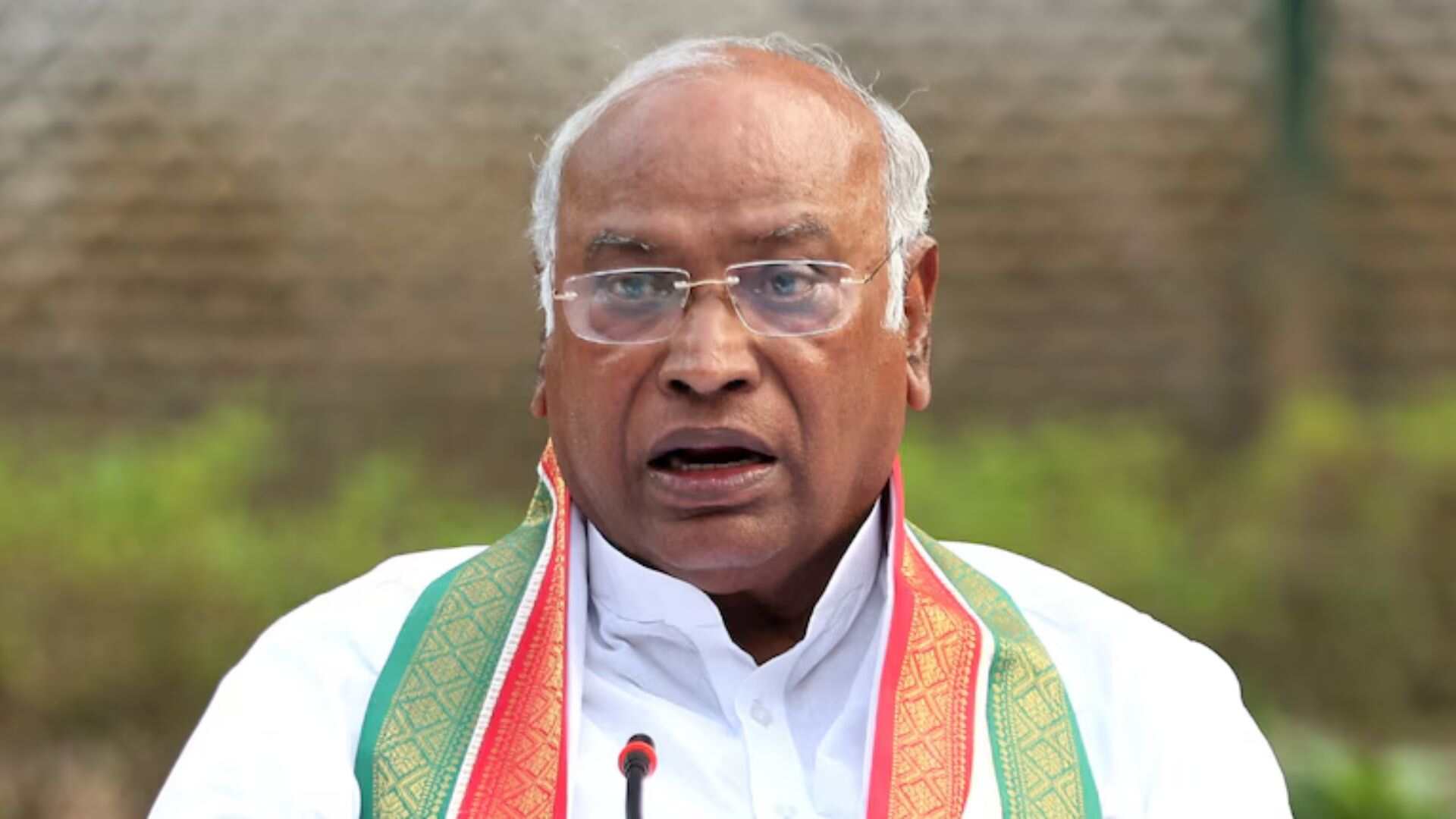 Kharge accuses PM Modi of doing petty politics, says no PM has ever done this before