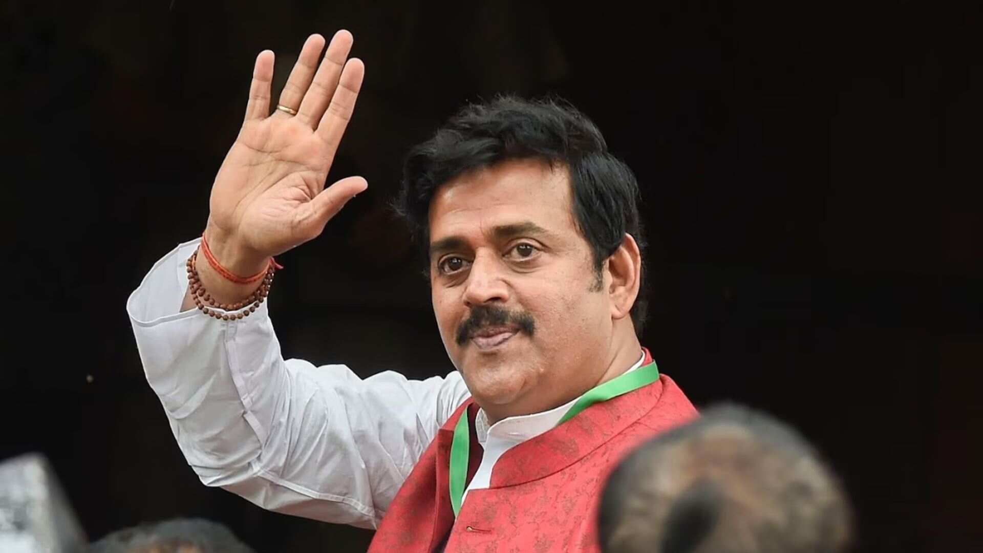 We Are Not VIP’s..” Gorakhpur BJP Candidate Ravi Kishan , Casts His Vote