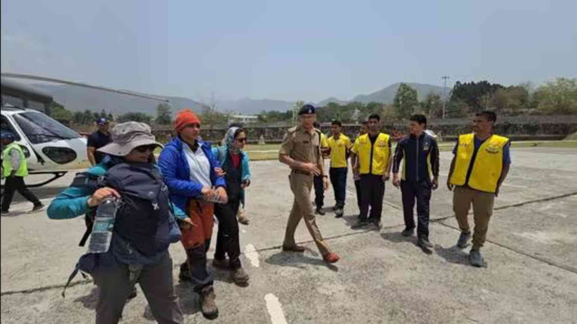 8 trekkers were airlifted to Dehradun on Wednesday (HT)