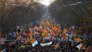 Spain: Angry Barcelona Citizens Target Tourists With Water Guns In Mass Protest