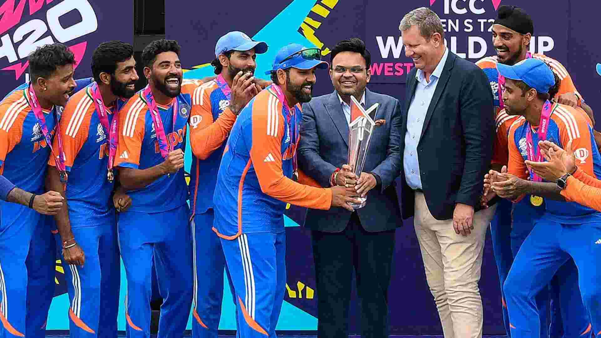 BCCI Presents Rs 125 Crore Cheque To Team India