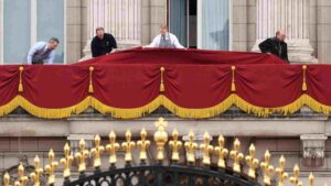 Buckingham Palace Balcony Room To Open For Rare Public Viewing