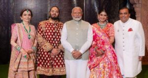 PM Modi Poses ‘Picure-Perfect’ With The Newly-Wed Anant-Radhika