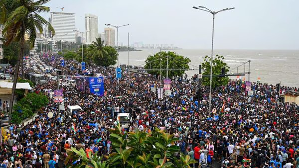 Team India's T20 World Cup Victory Parade: Jubilant Fans Welcome Team India As Much-Awaited Parade Starts