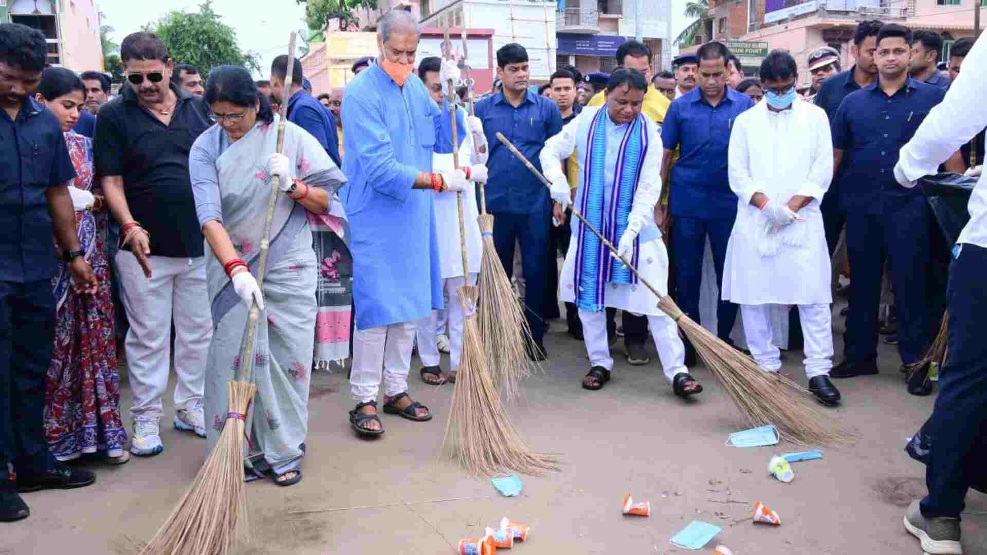 Jagannath Rath Yatra 2024: Odisha CM Mohan Charan Manjhi Along With Other BJP Leaders Undertake Cleanliness Drive In Puri