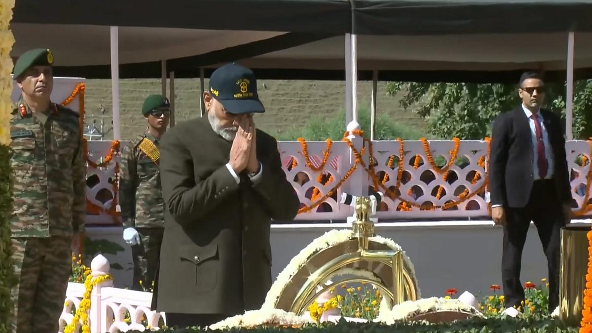 PM Modi Pays Tribute to Bravehearts on Kargil Vijay Diwas in Drass